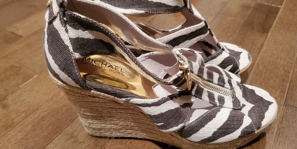 ***SOLD*** Michael Kors sandal Damita Wedge - Picture 2 of 2